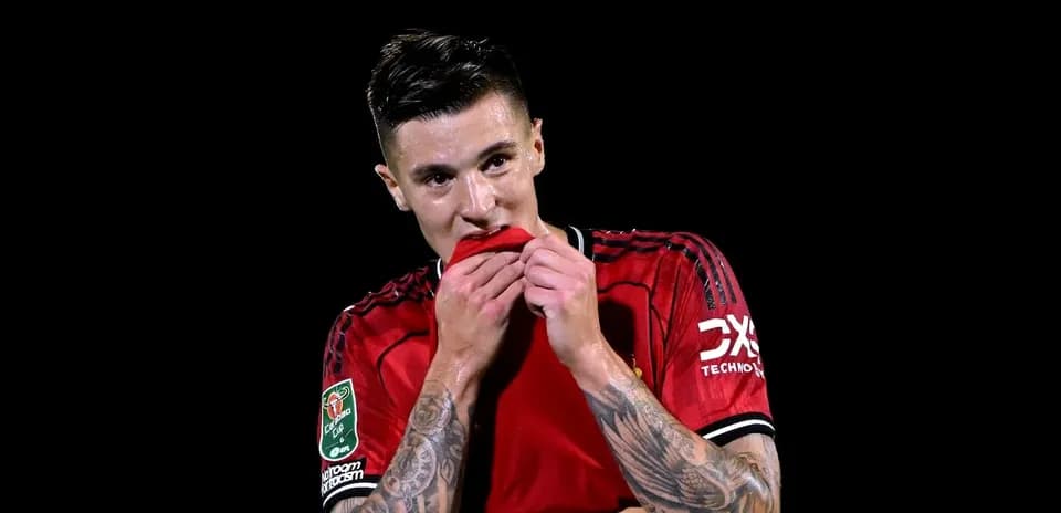 Futbolchi qizil formada ko'ylakni tishlayapti
