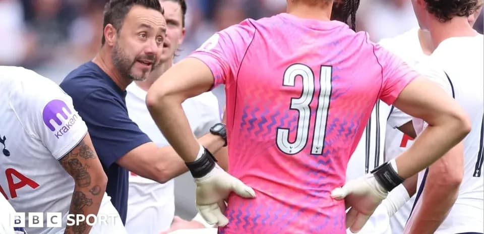 Trener futbolchilar bilan taktik muhokama olib bormoqda