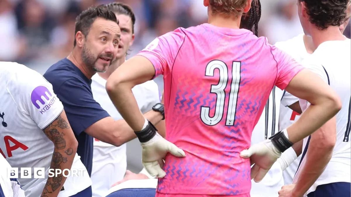 Trener futbolchilar bilan taktik muhokama olib bormoqda