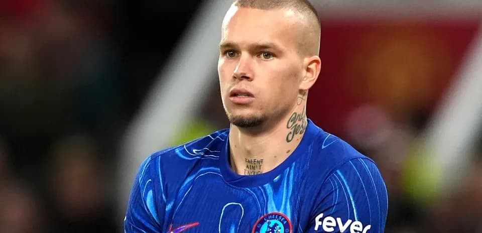 Futbolchi Chelsea formasi bilan maydonda turibdi