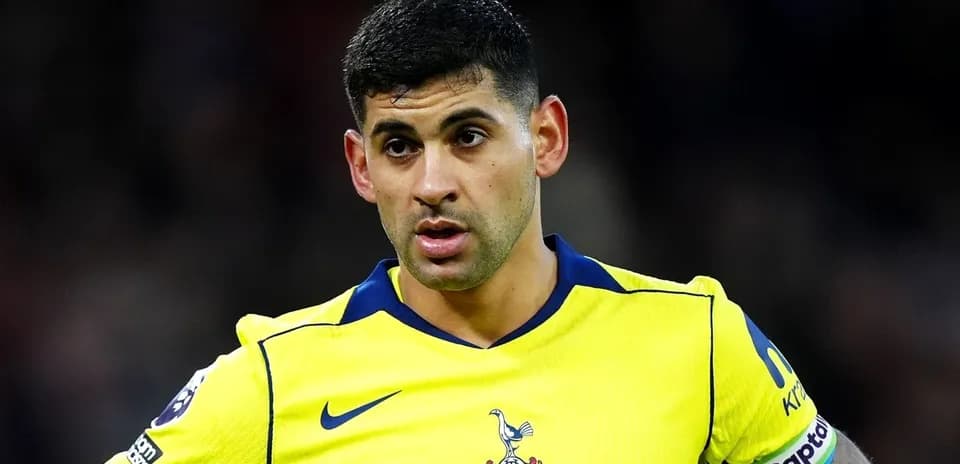 Futbolchi maydonda jamoa formasida
