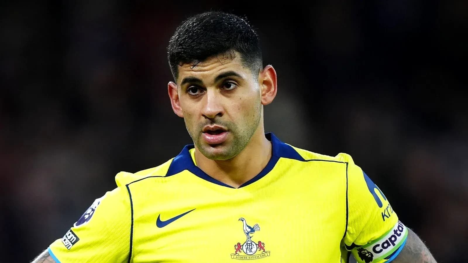 Futbolchi maydonda jamoa formasida