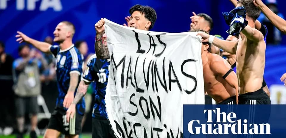 Futbolchilar bayroq tutib, nishonlayapti