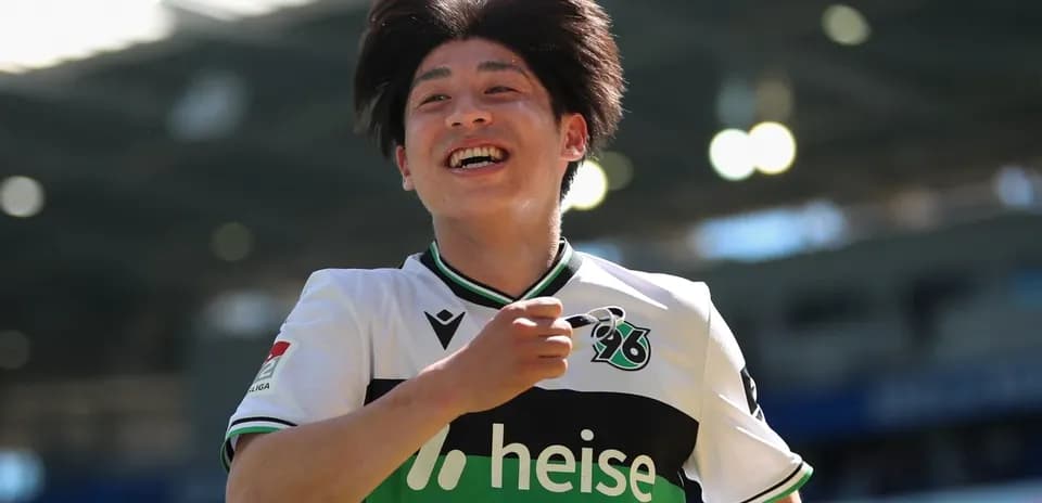 Futbolchi g'alaba bilan quvonchli ko'rinadi