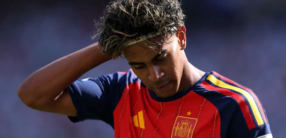 Futbolchi Ispaniya formasi kiygan yosh o'yinchi