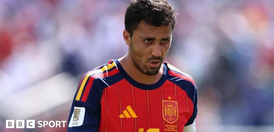 Futbolchi maydonda jamoasiga qarab yurmoqda