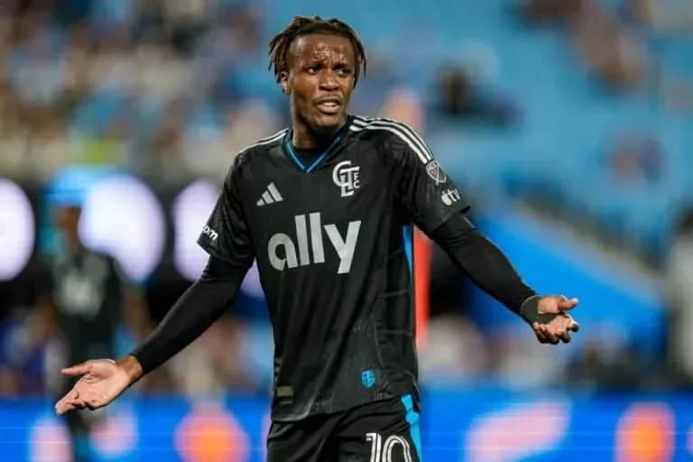 Futbolchi qoidalar bilan norozilik bildirayotgan