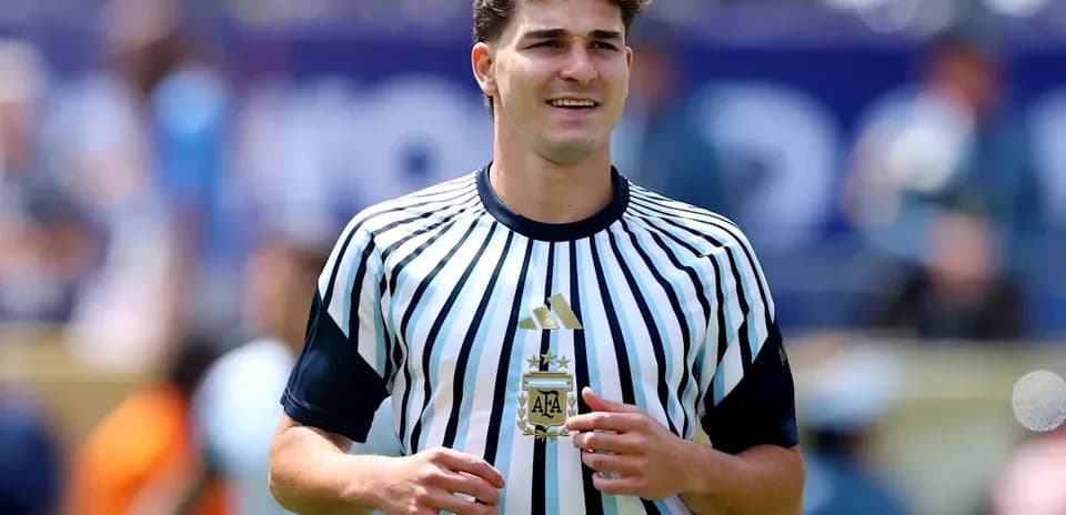 Futbolchi AFA forma kiygan yigit maydonda