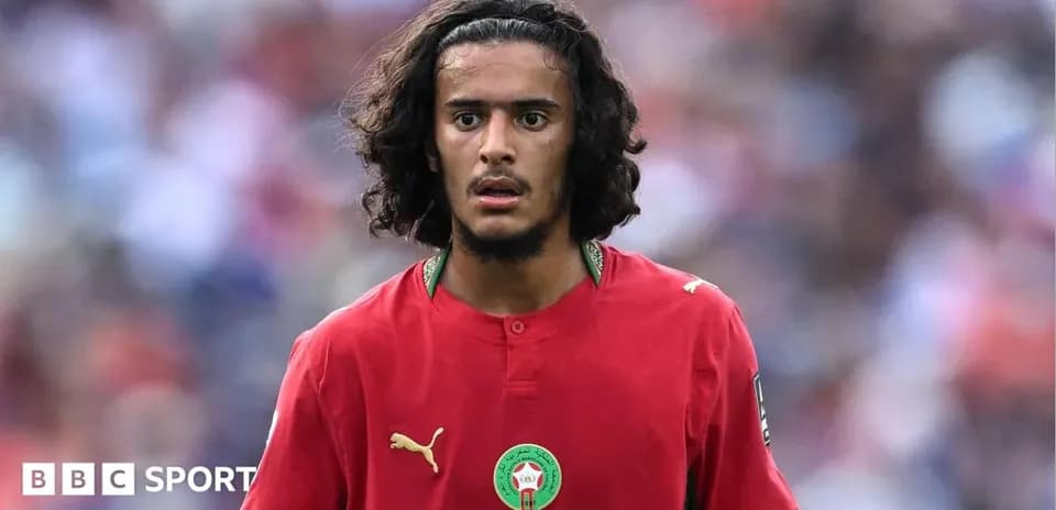 Futbolchi Marokash formasi bilan maydonda