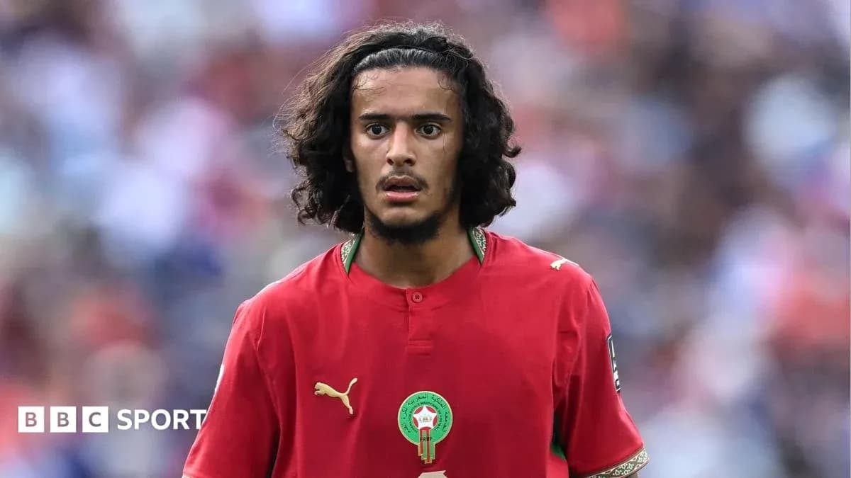 Futbolchi Marokash formasi bilan maydonda
