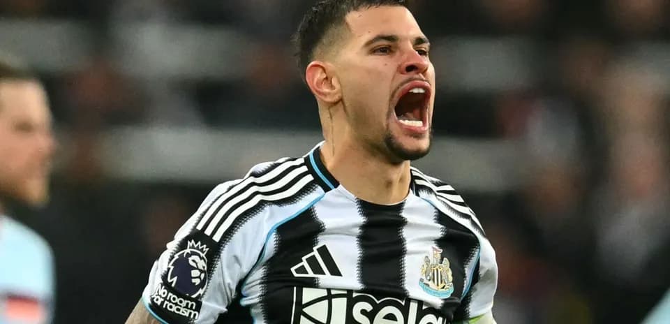 Futbolchi Newcastle forma kiyib, baqirib turibdi