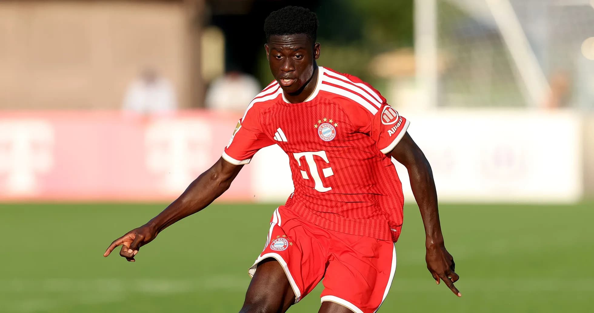 Futbolchi Bayern Munich formasi bilan harakatda