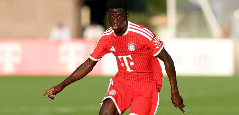 Futbolchi Bayern Munich formasi bilan harakatda