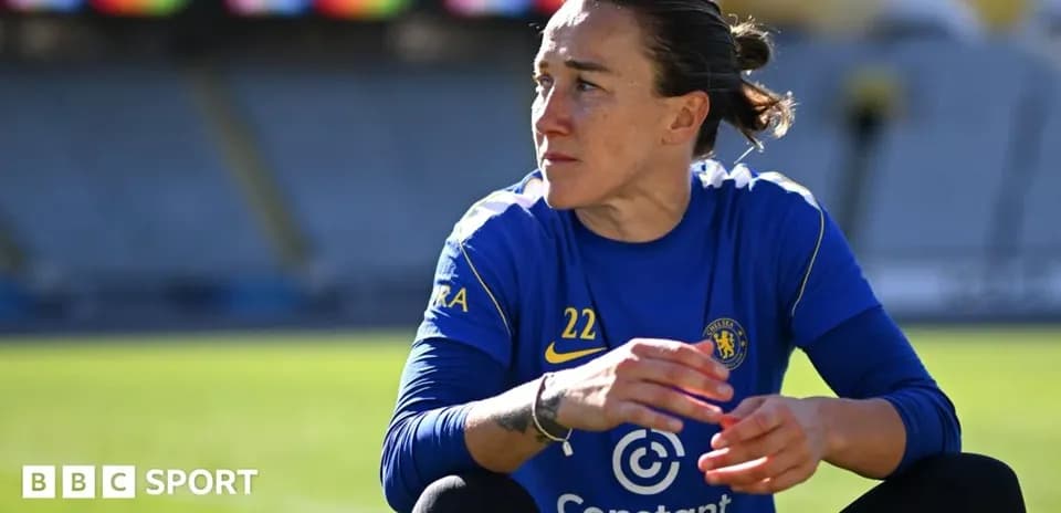 Futbolchi mashg'ulotdan oldin o'tirgan holatda