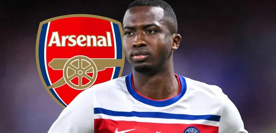 Futbolchi Arsenal logosi bilan PSG formasida