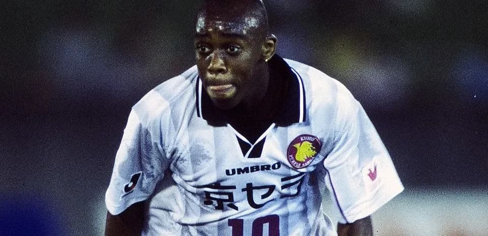Futbolchi raqami 10 kiygan o'yinchi harakatda