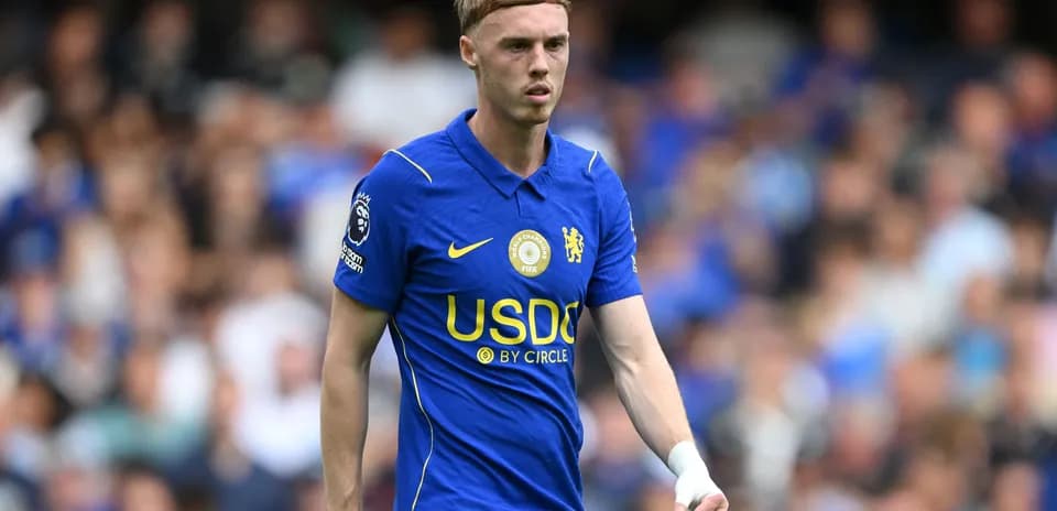 Futbolchi Chelsea formasi bilan maydonda yurmoqda