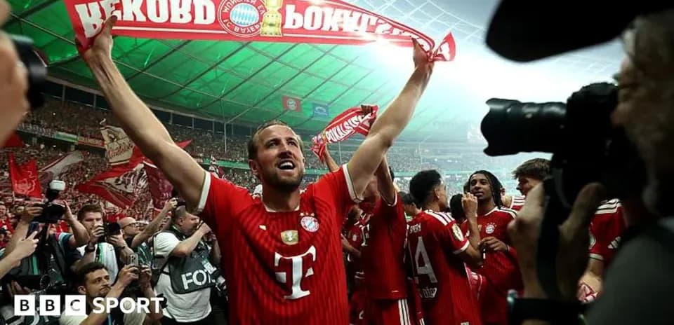 O'yinchilar Bayern Munich bayrog'ini ko'tarib turishmoqda