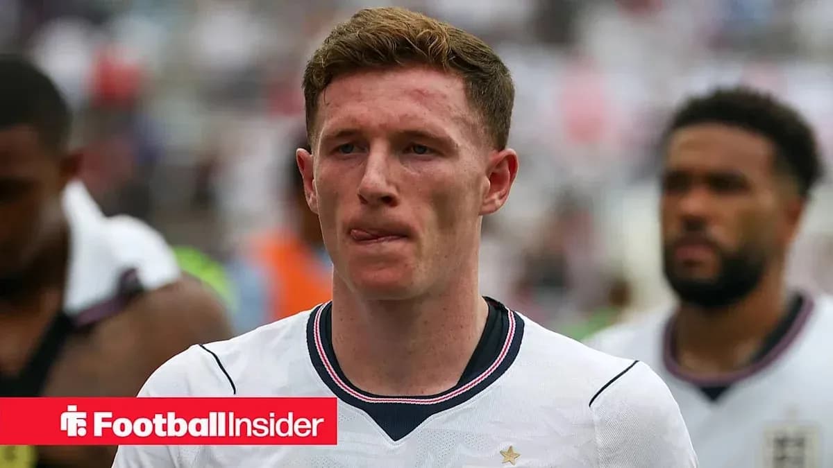 Futbolchi o'yin tugagandan keyin maydonda