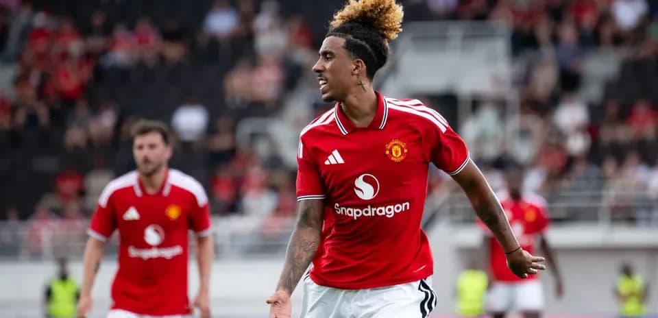 Futbolchi gol urish harakatida, Manchester United formasi