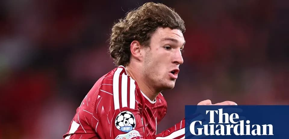 Futbolchi to'pni harakatga keltirayotgan holatda