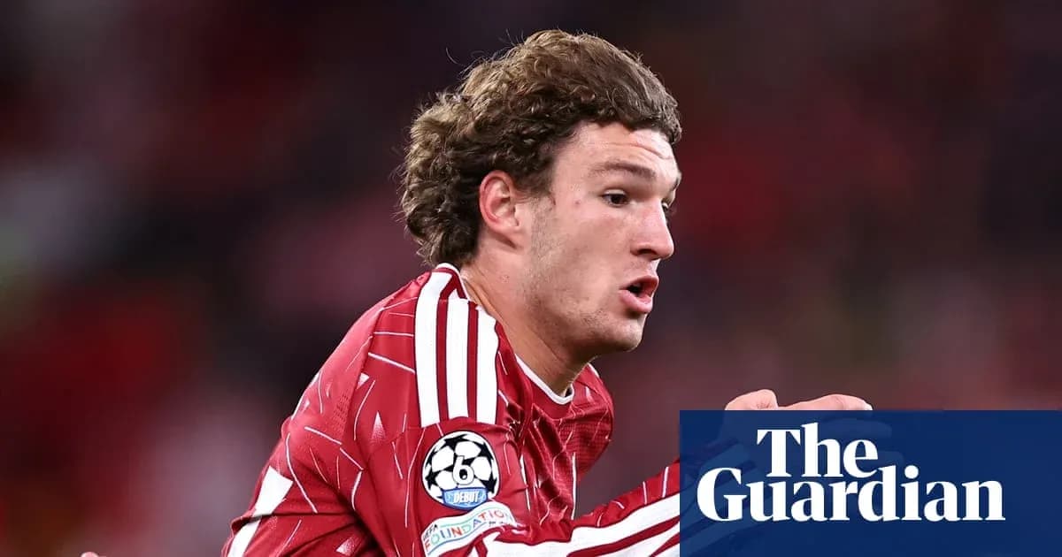 Futbolchi to'pni harakatga keltirayotgan holatda