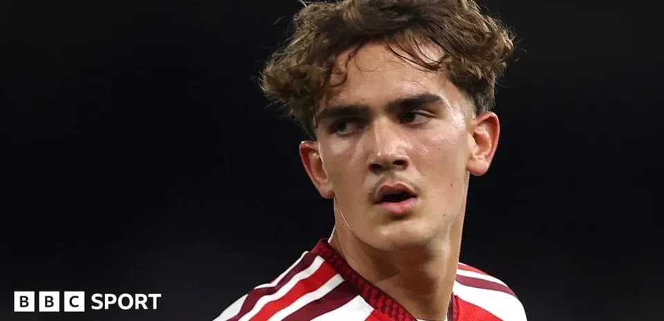 Futbolchi maydonda o'yin davomida ko'rinmoqda