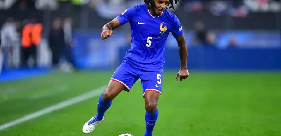 Futbolchi to'pni boshqarayotgan holatda