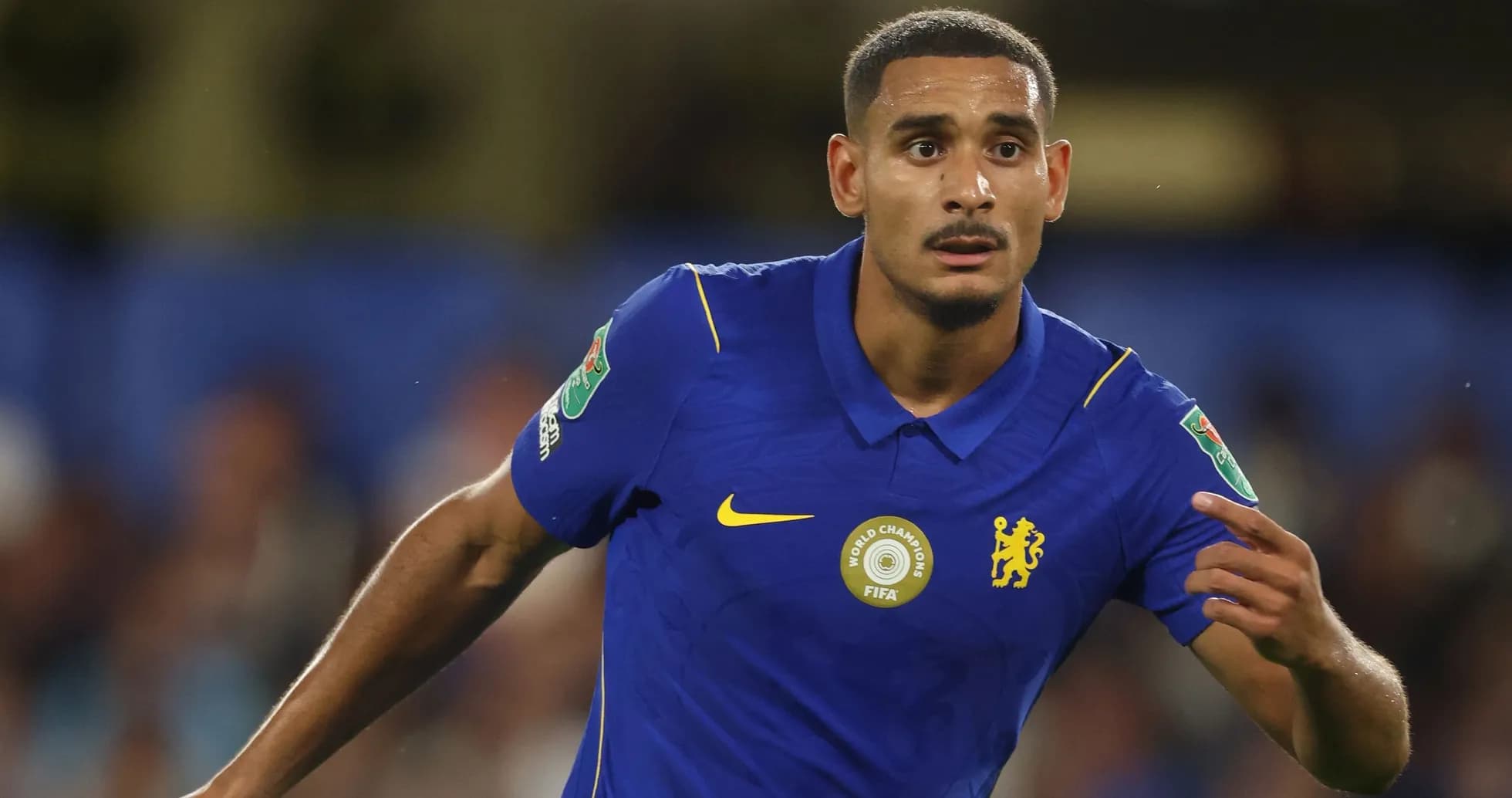 Futbolchi Chelsea formasida maydonda harakatlanmoqda