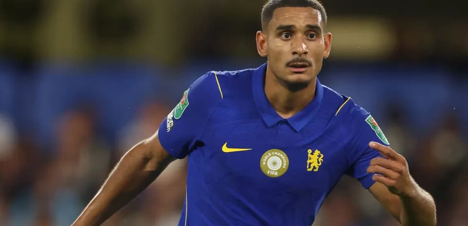 Futbolchi Chelsea formasida maydonda harakatlanmoqda