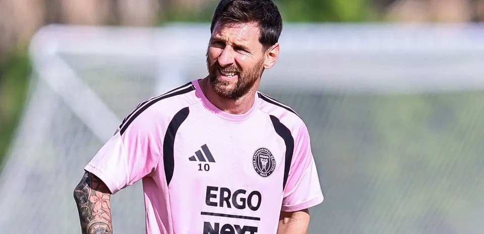Futbolchi mashg'ulotda rozilik bilan kulmoqda