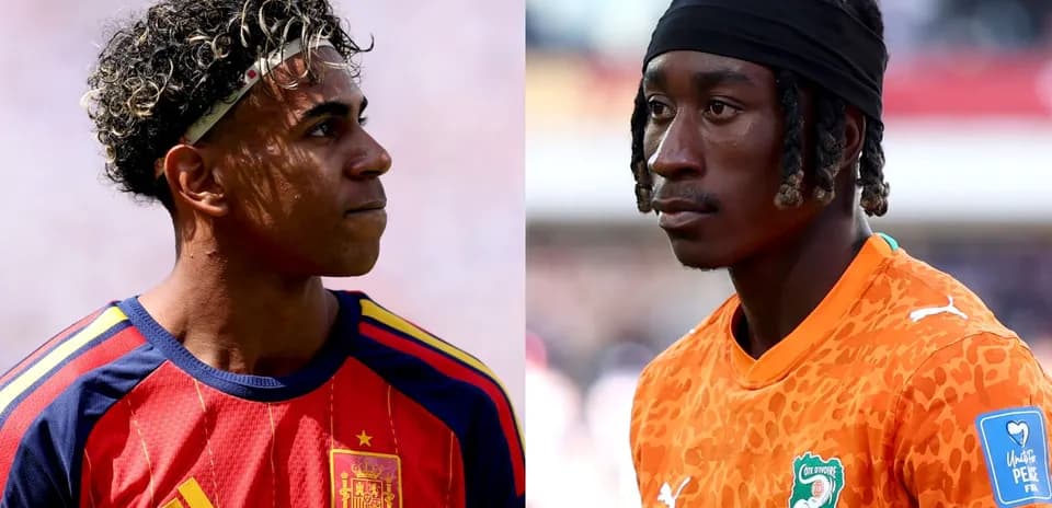 Ispaniya va Qozog'iston futbolchilari yuzma-yuz turgan holatda
