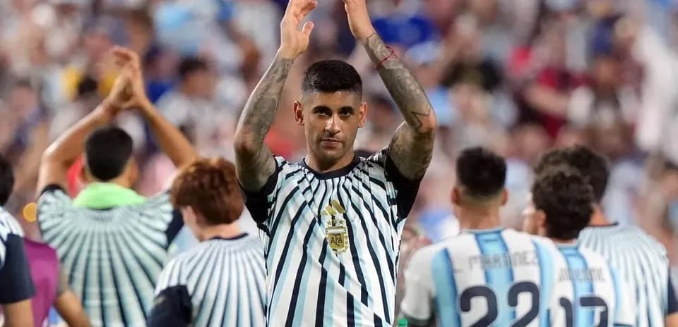 Futbolchi o'yinchilar stadionda muxlislarga qo'l silamoqda