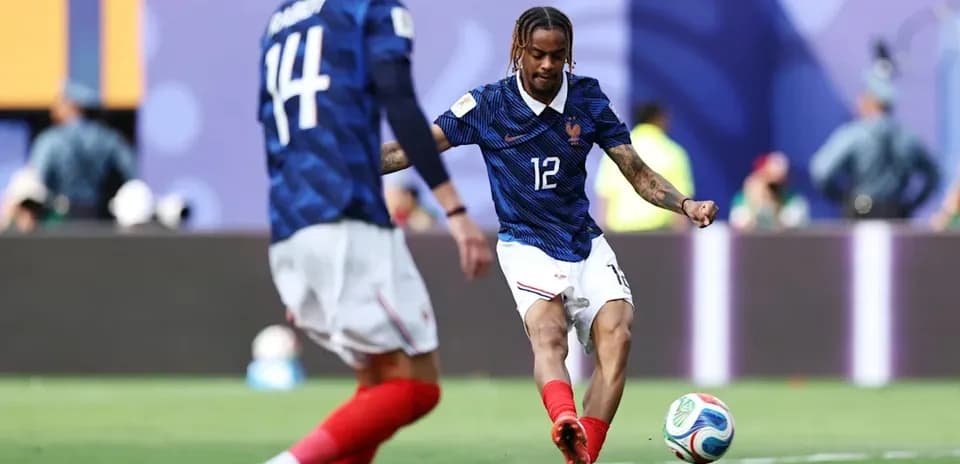 Fransiya futbolchisi to'pni zarb bilan urmoqda