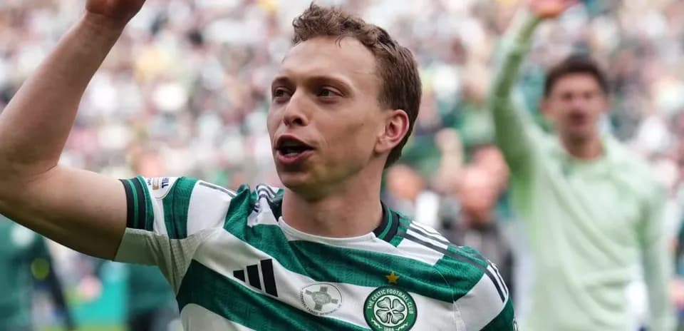 Futbolchi jamoaga salom berayotgan vaziyatda