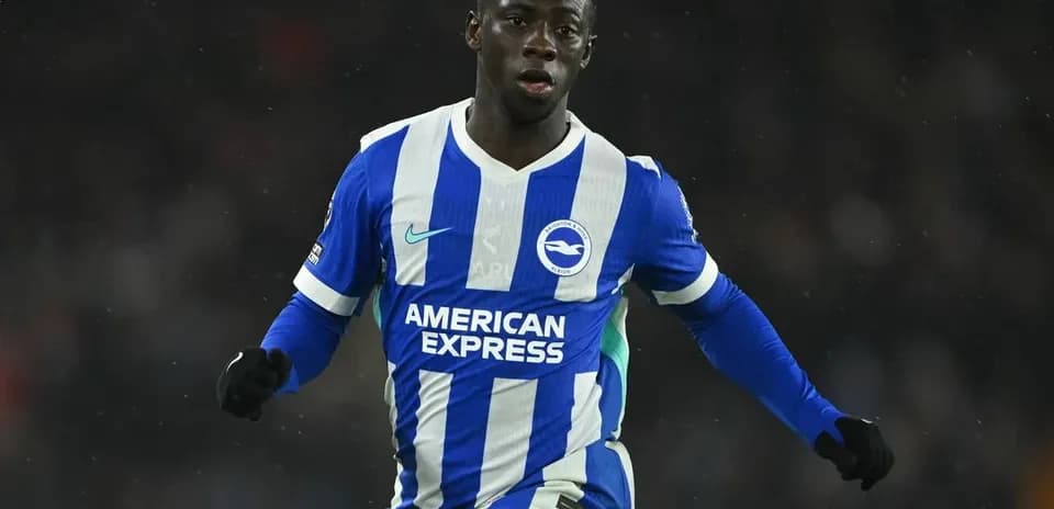 Futbolchi Brighton formasida maydonda harakatda