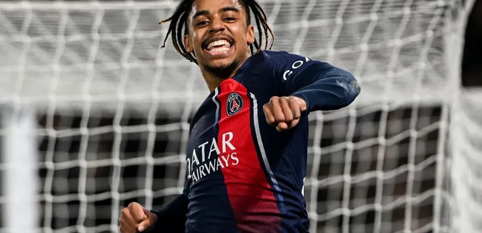 Futbolchi gol urishidan so'ng nishonlamoqda
