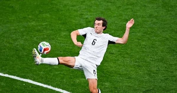 Futbolchi to'pni ushlash uchun harakatda