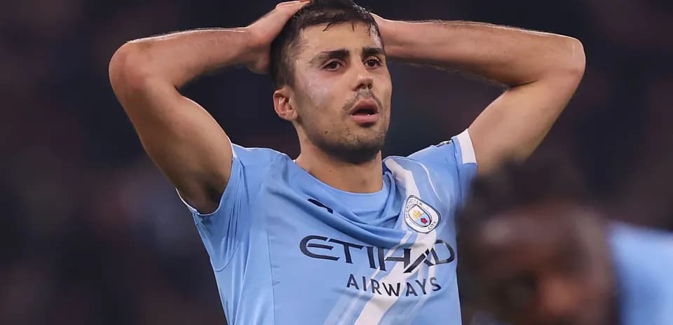 Futbolchi raqibning harakatidan hayratda