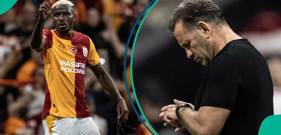 Futbolchi maydonda ko'tarilgan qo'l bilan harakatda