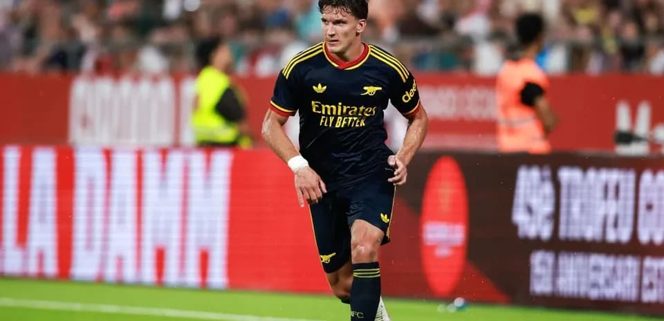 Futbolchi to'p bilan maydon bo'ylab harakatlanmoqda