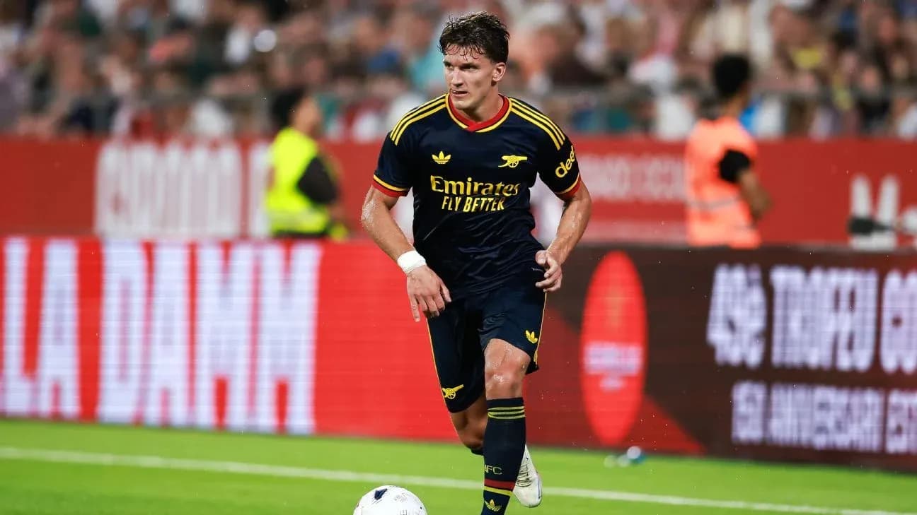 Futbolchi to'p bilan maydon bo'ylab harakatlanmoqda