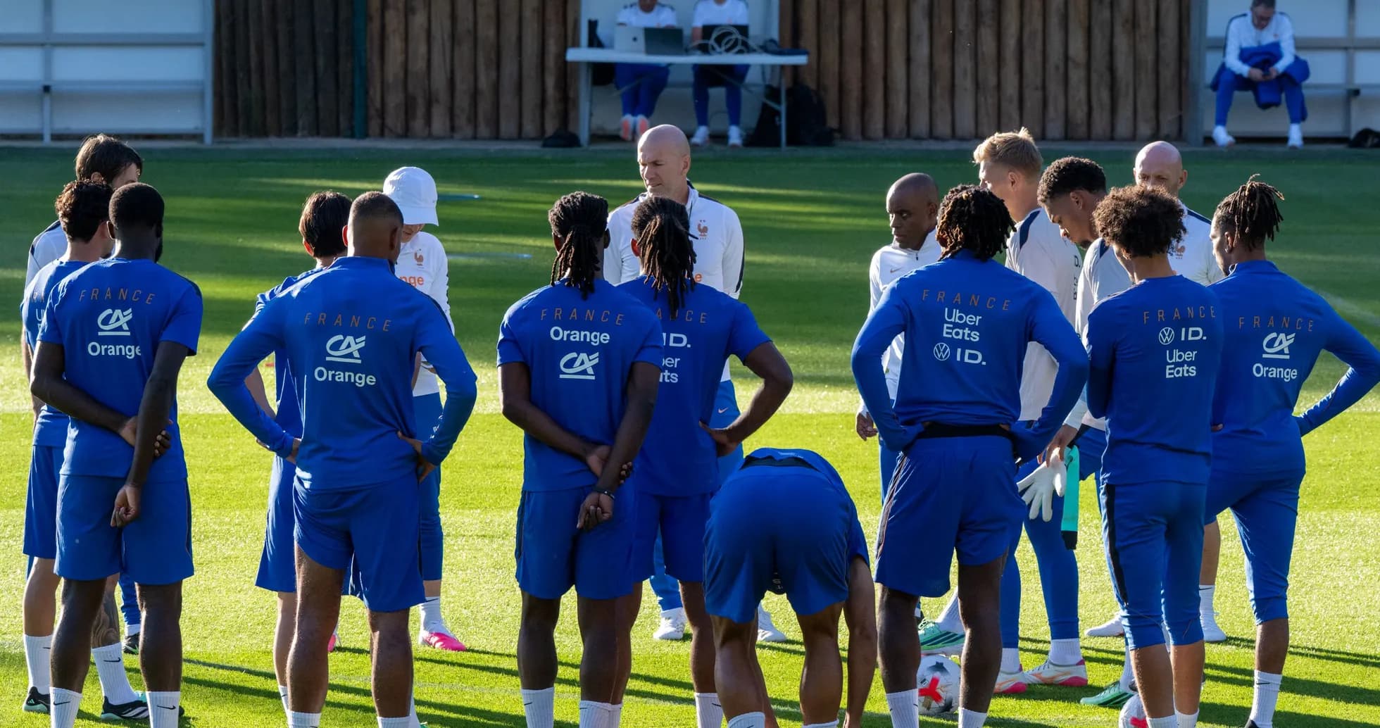 Fransiya futbol jamoasi murabbiy bilan mashg'ulotda