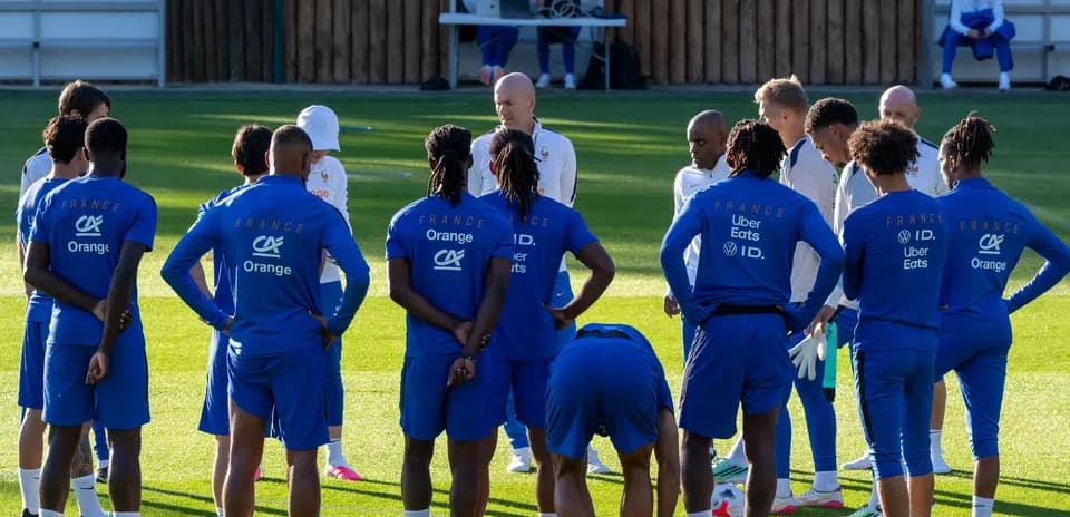 Fransiya futbol jamoasi murabbiy bilan mashg'ulotda