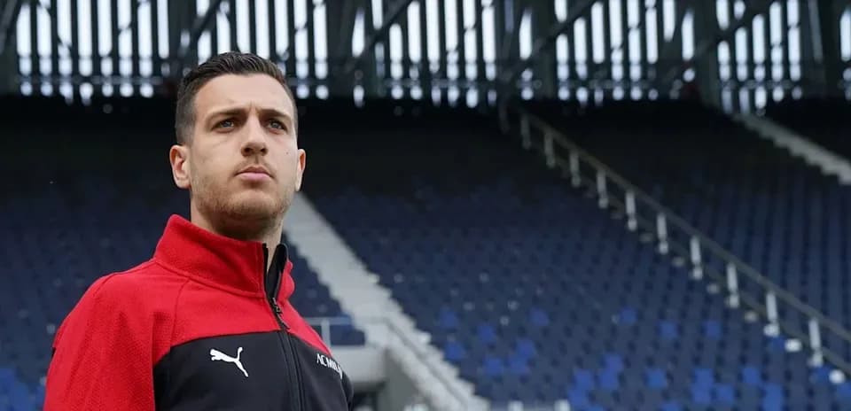 Futbolchi stadion yonida o'ylab turibdi