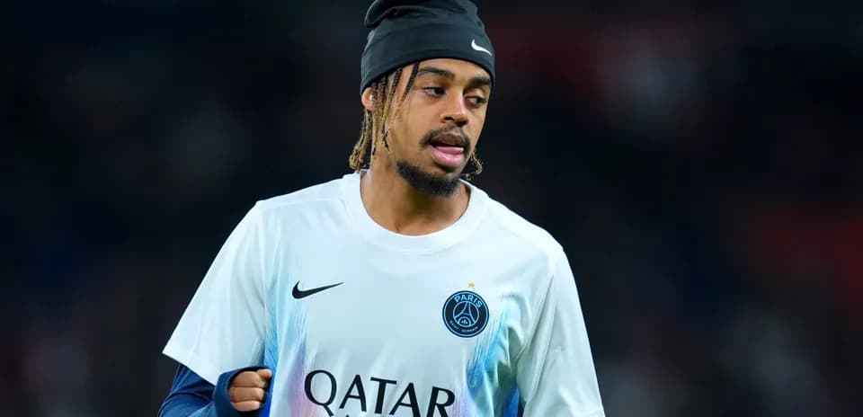 Futbolchi Paris Saint-Germain formasida isitilmoqda