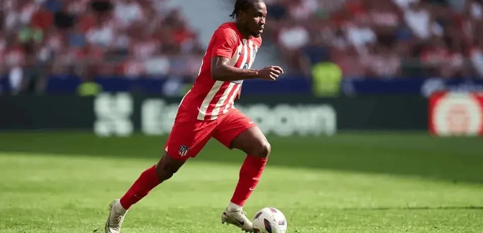 Futbolchi to'p bilan yugurayotgan payti