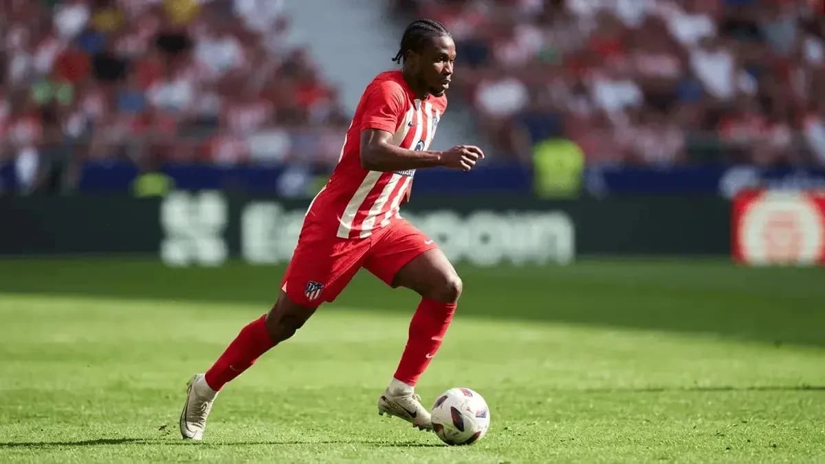 Futbolchi to'p bilan yugurayotgan payti