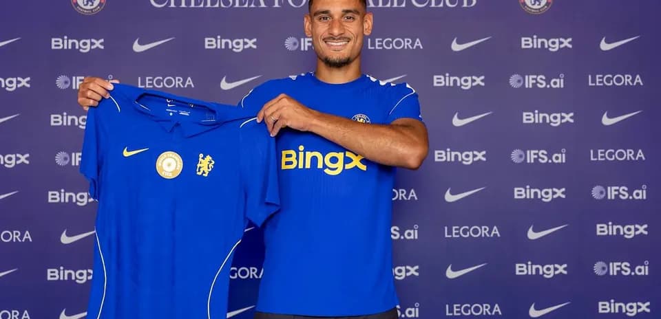 Futbolchi Chelsea futbolka ushlab turibdi