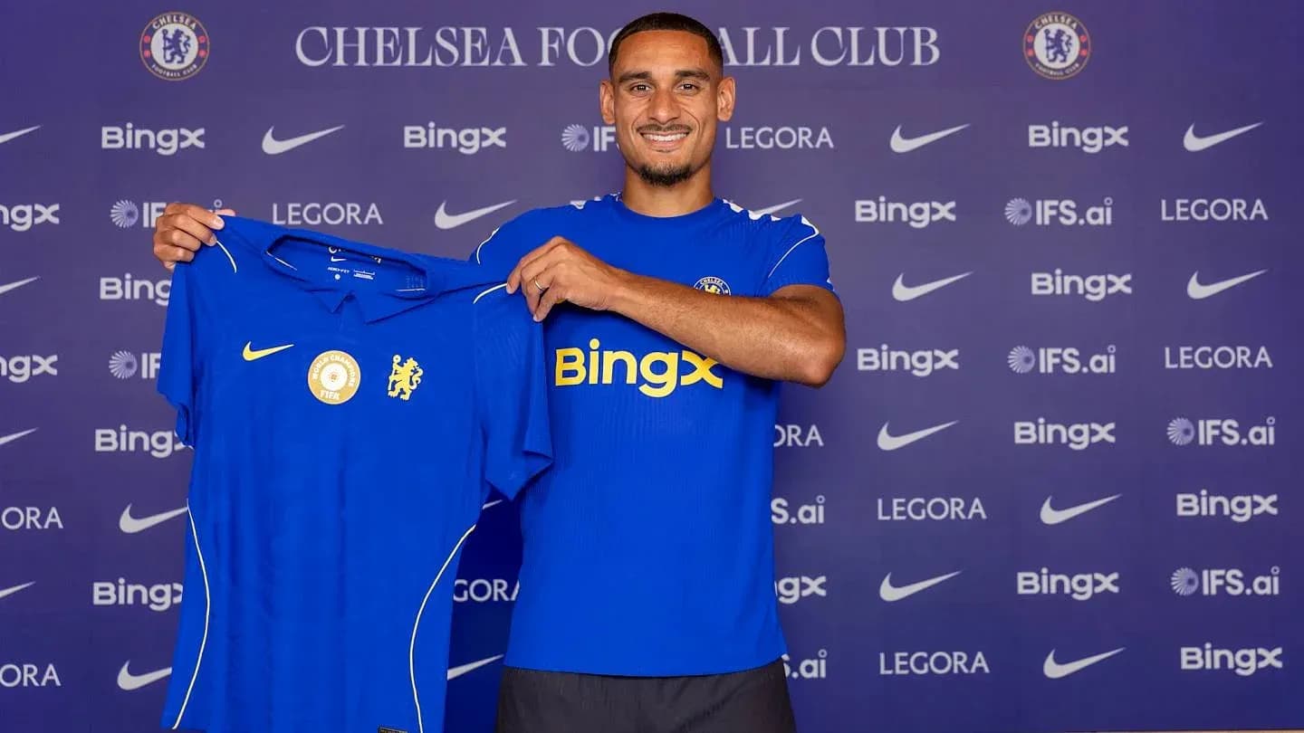 Futbolchi Chelsea futbolka ushlab turibdi